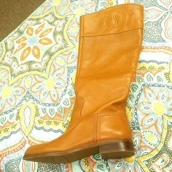 Knee high boots - Picture 1 of 3